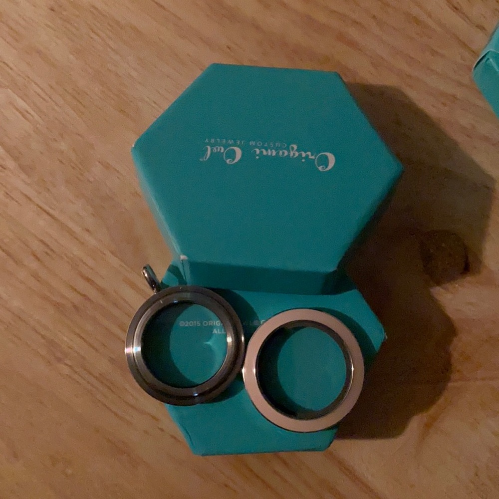 Medium twist living locket face and base